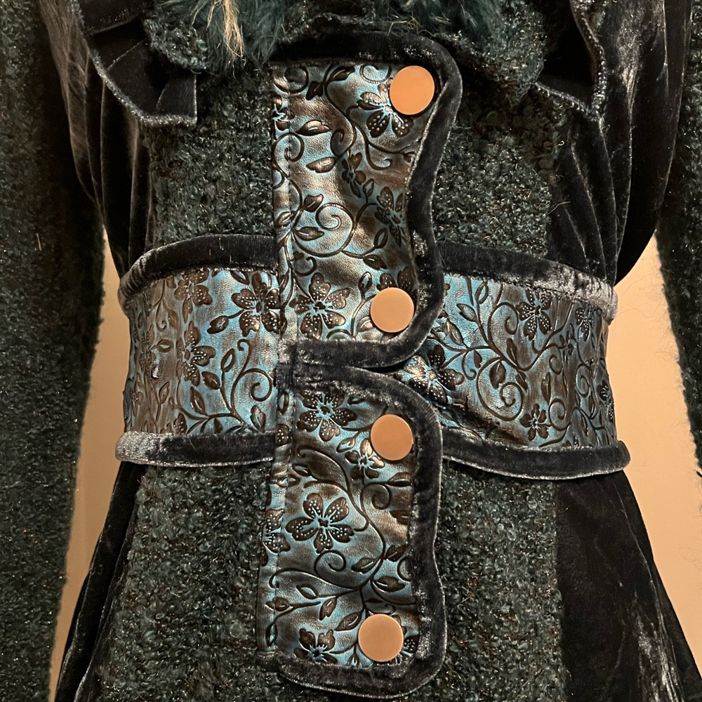 Elegant Women's Jacket with Faux Fur Trim - Picture 4 of 8